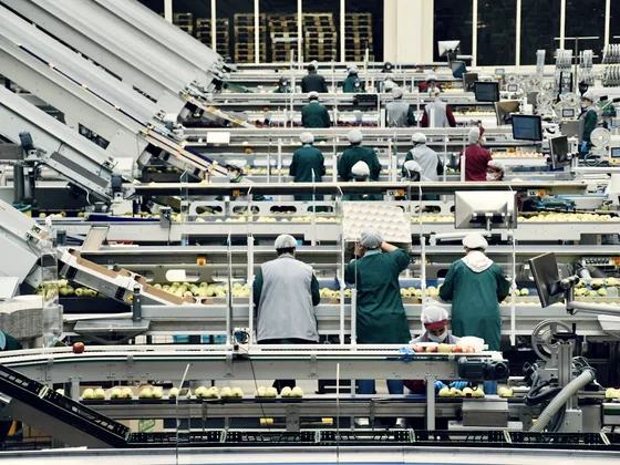 Pekerja pabrik di sepanjang lini produksi