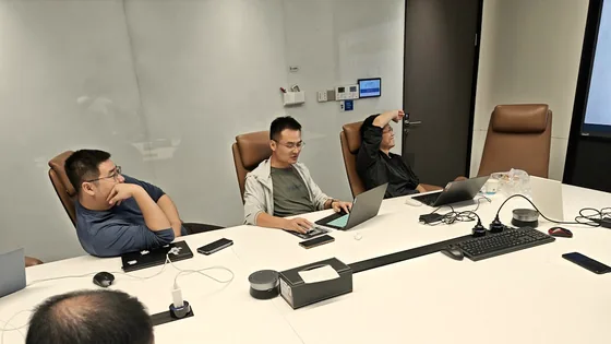 Rapat tim di ruang kerja instansi