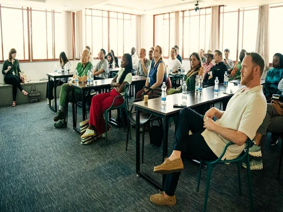 Peserta mengikuti sesi presentasi di ruang pertemuan
