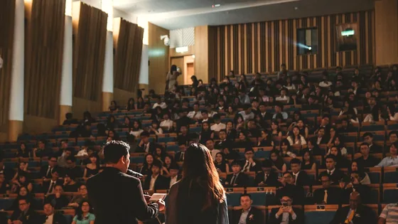 Mahasiswa memenuhi ruang kuliah umum saat sesi berlangsung