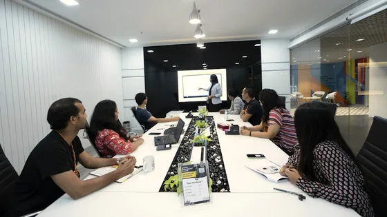 Sesi berbagi pengetahuan internal di ruang rapat perusahaan