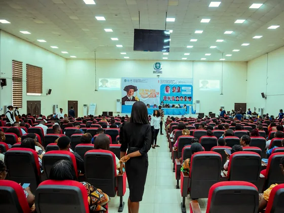 Suasana ruang seminar saat sesi berlangsung
